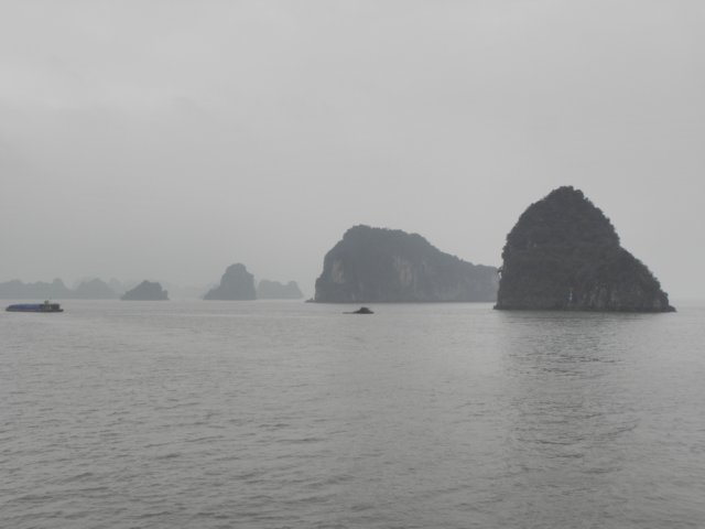 vietnam2010halongbay13.jpg