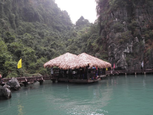 vietnam2010halongbay131.jpg