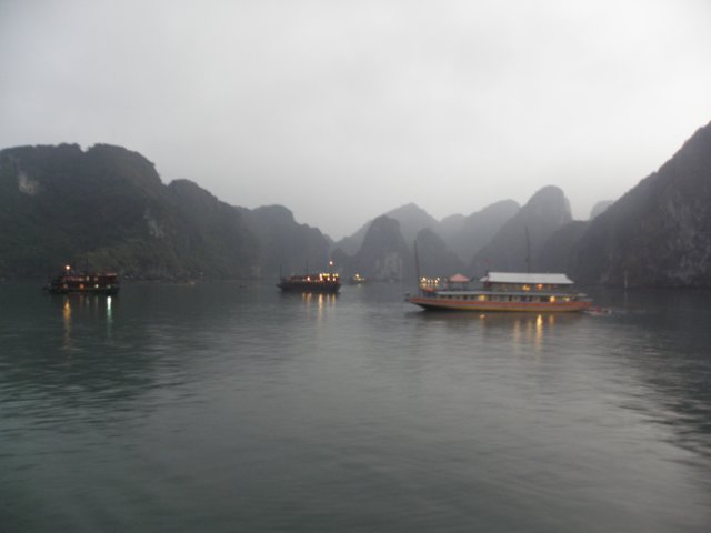 vietnam2010halongbay82.jpg