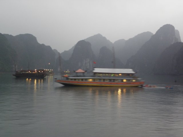 vietnam2010halongbay83.jpg
